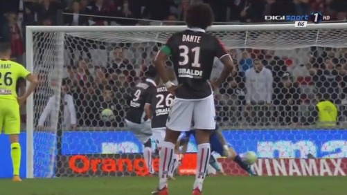 这脚任意球让门将都愣住了