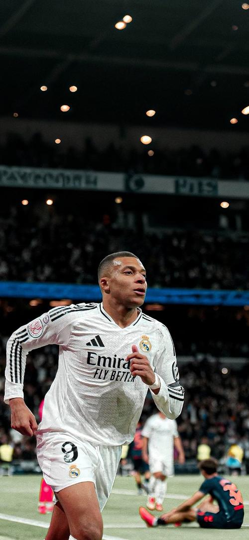 绽放北京足球披金挂银女足、青训、群众赛事均创佳绩（北京足球捷报频传：女足争金夺银，青训与群众赛事齐创佳绩）